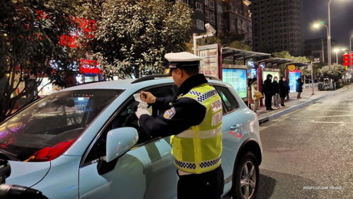 公交站點(diǎn)被停車擠占 西安高新交警嚴(yán)肅查處